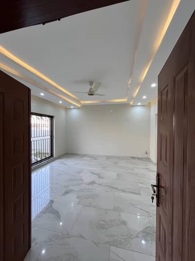 15 MARLA 5 BEDROOM HOUSE FOR SALE WITH  22KVA SOLAR