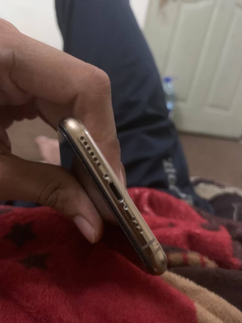 Apple iPhone XS 4