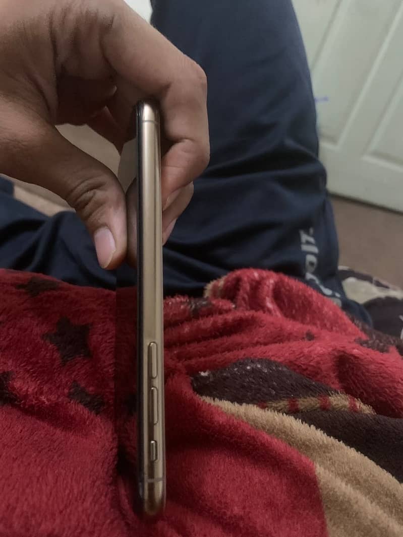 Apple iPhone XS 5
