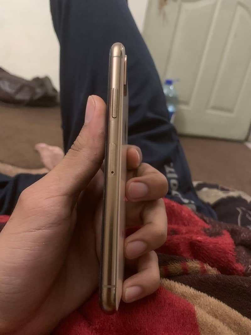 Apple iPhone XS 7