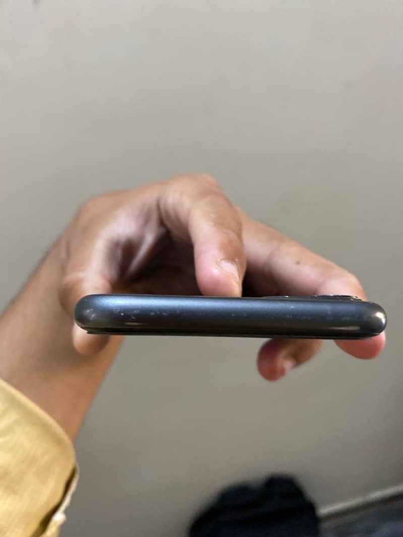 Apple iPhone 11 4