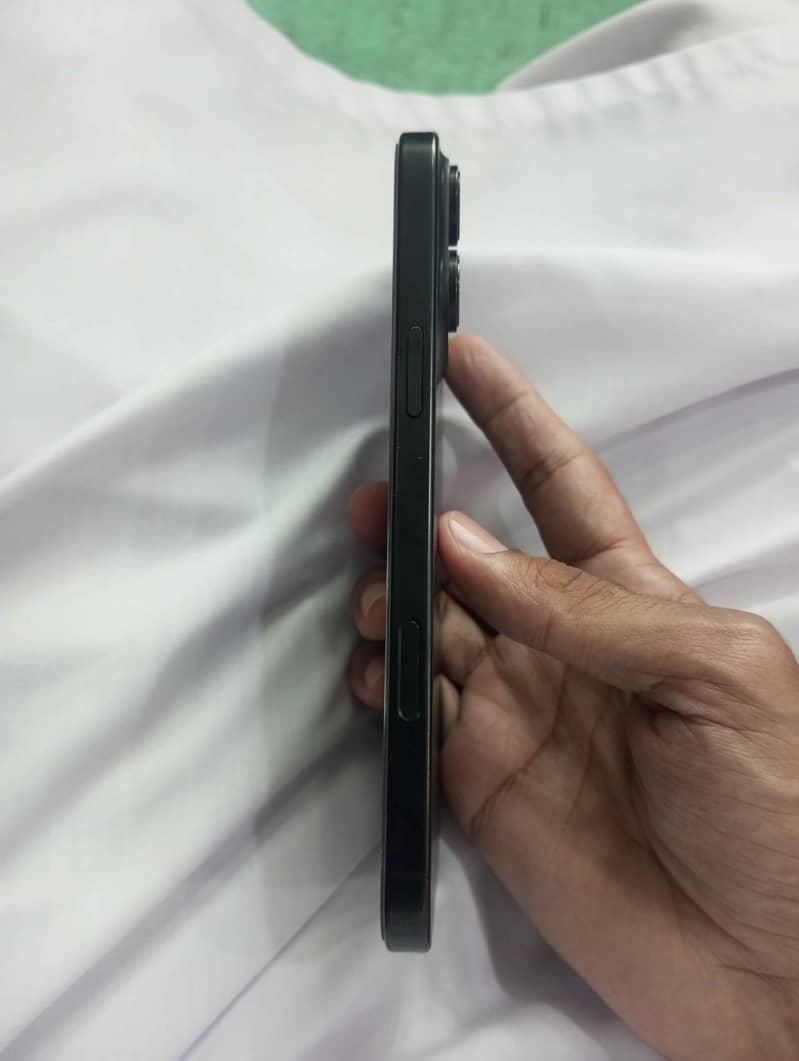 Apple iPhone 16 Pro Max 4