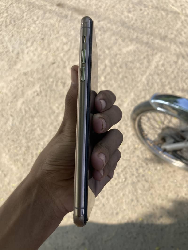 Apple iPhone 11 Pro Max 2