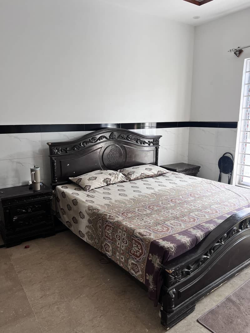 Bed with side tables 3