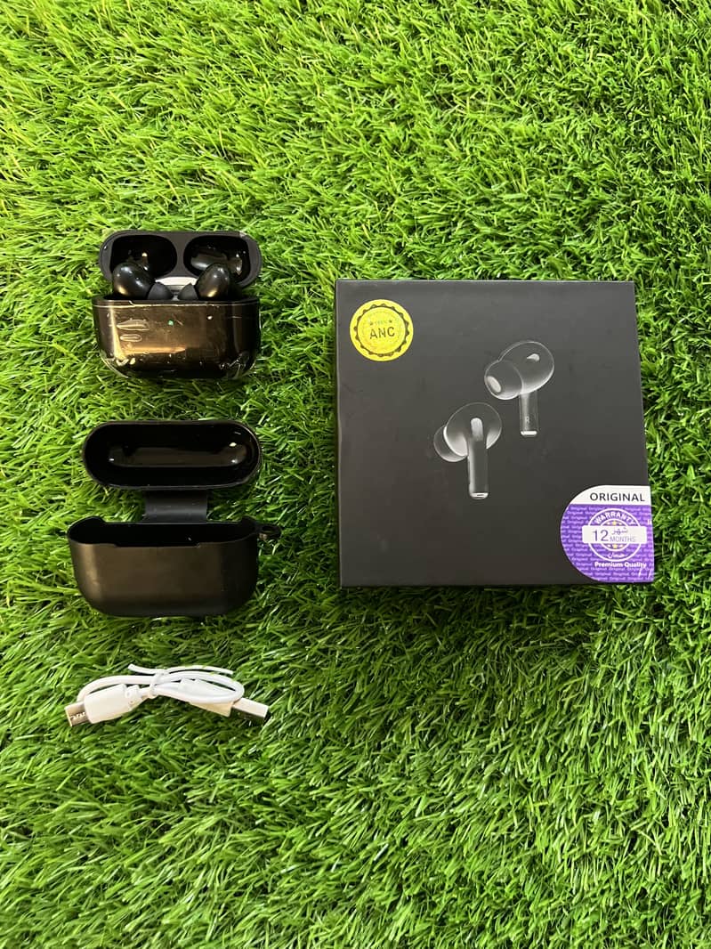 Black earbuds 0
