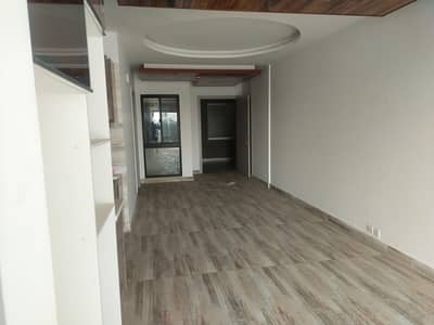 BRAND NEW UPPER PORTION OF 01 KANAL WITH SUIGAS IS AVAILABLE FOR RENT