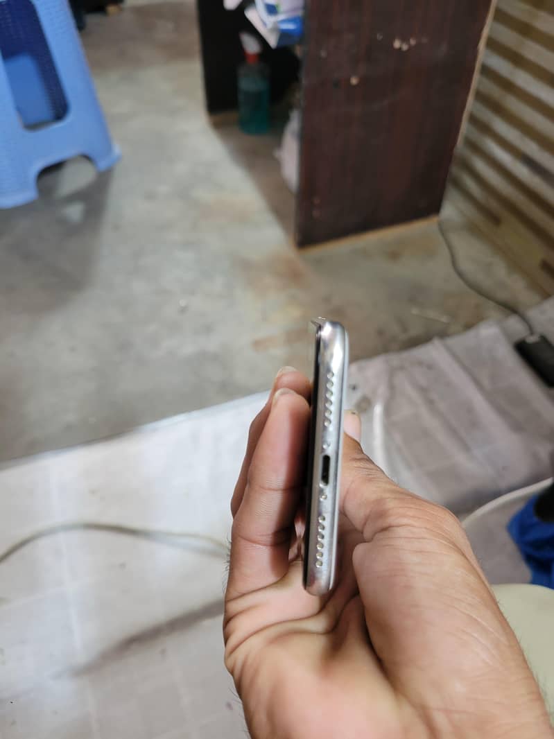 Apple iPhone X 4