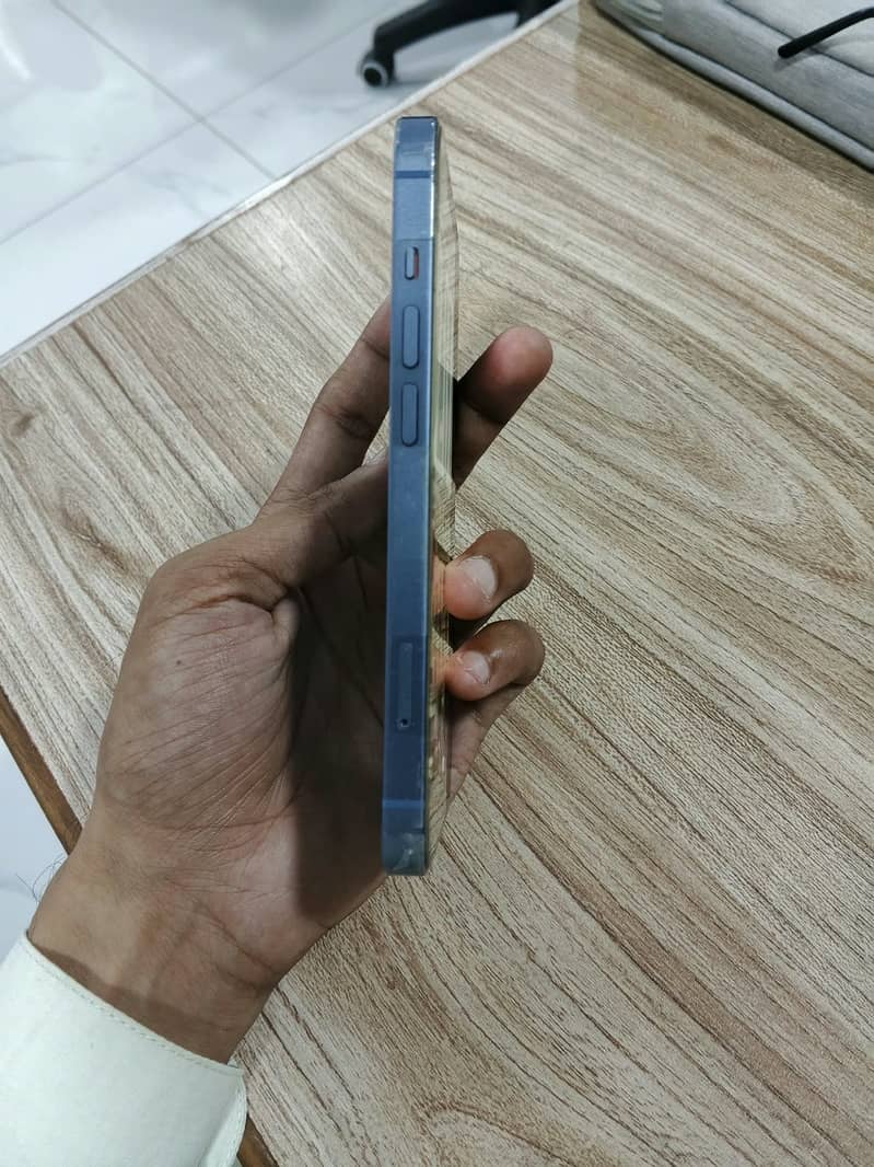 Apple iPhone 14 3