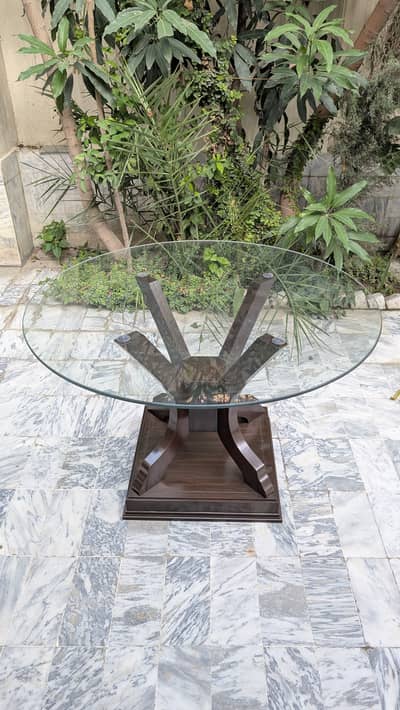 Dining table in 10/10 condition