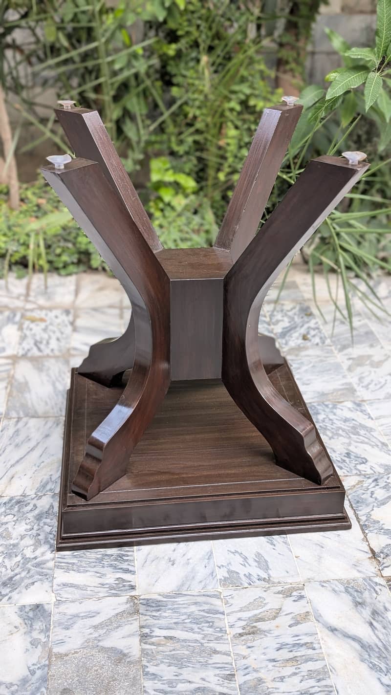 Dining table in 10/10 condition 1