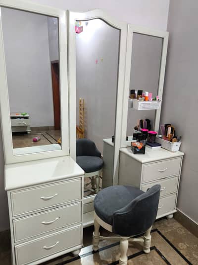 Decent White Dressing Table / Vanity Mirror Set with Drawers & Ottoman