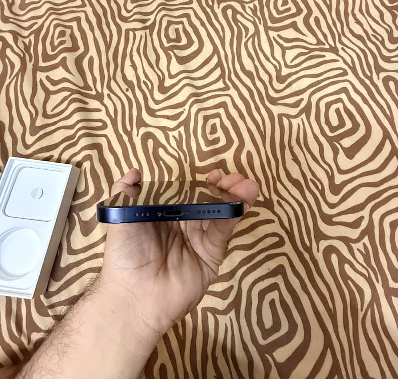 Apple iPhone 12 4