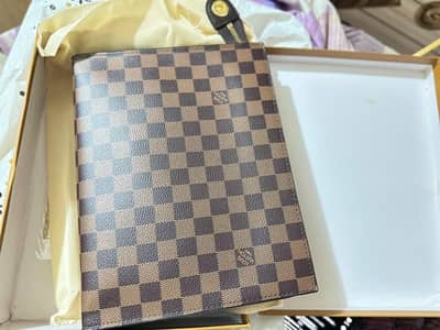 03243800755 LOUI VUITTON Branded hand bang for eliite class people
