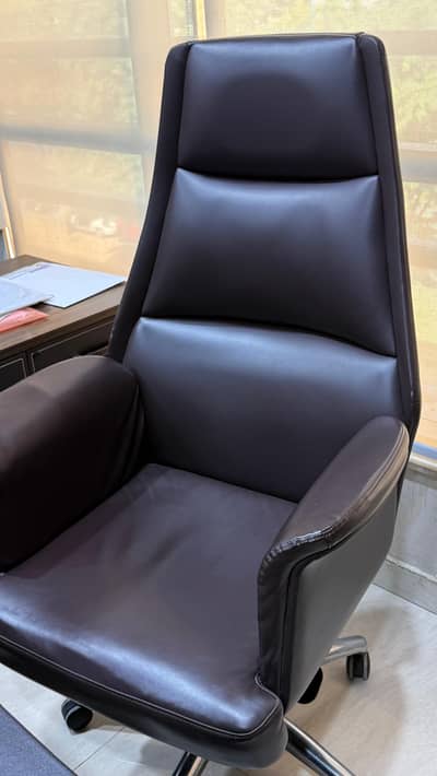 I8 office furniture and fixtures for urgent sales.