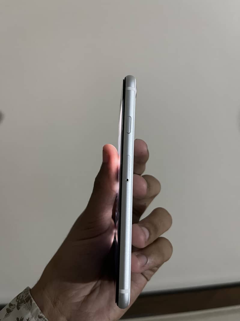Apple iPhone SE 10