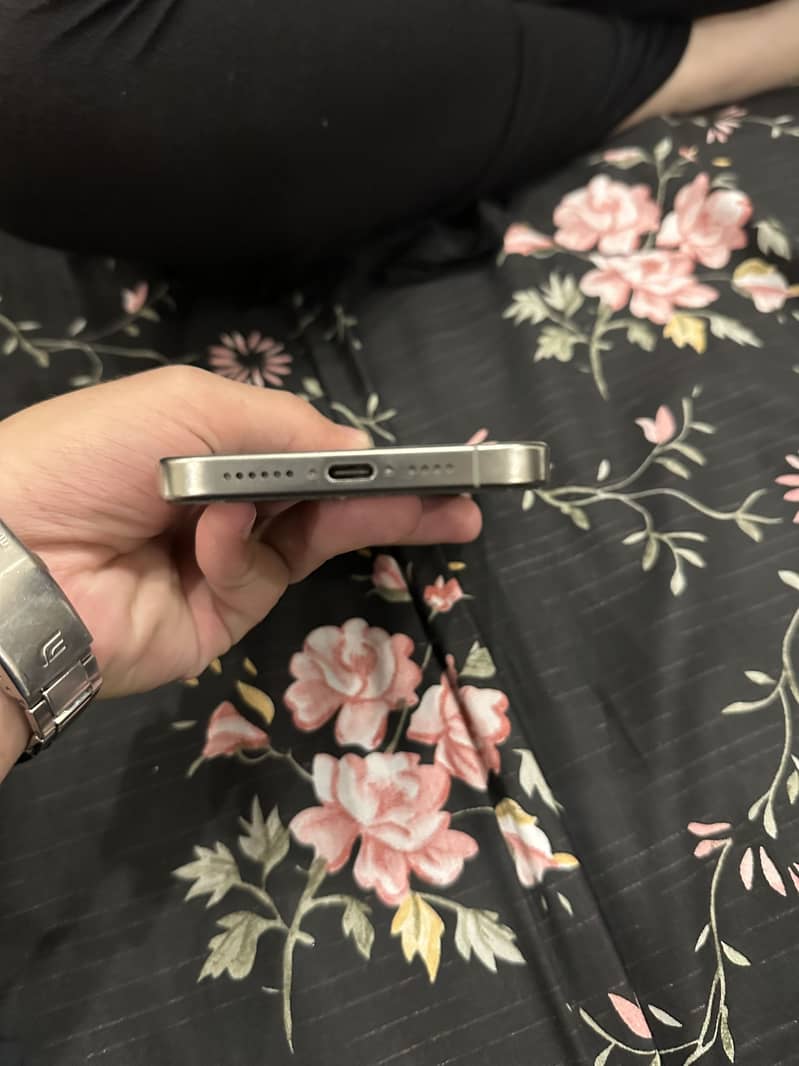 jv Apple iPhone 15 Pro Max 2