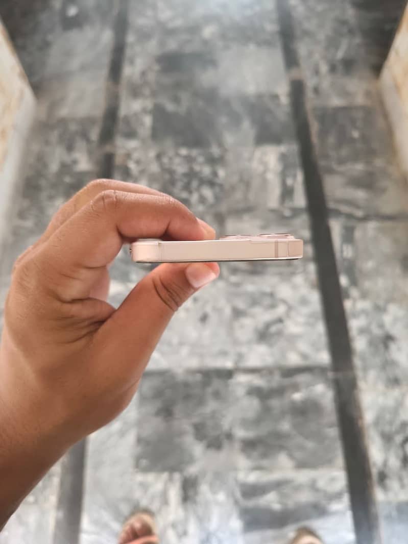 Apple iPhone 13 7