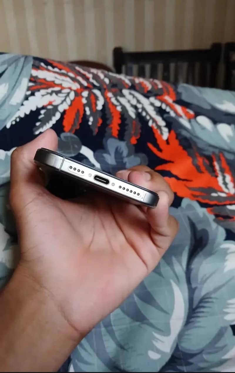 Apple iPhone 15 Pro Max 2