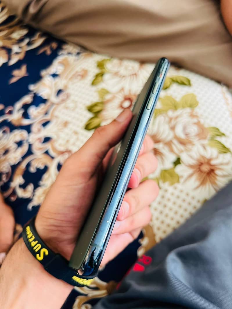 Apple iPhone 11 Pro Max 2