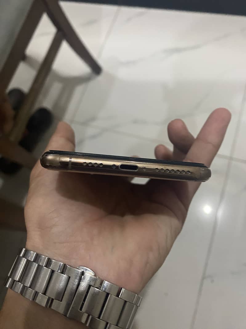 Apple iPhone XS Max 5