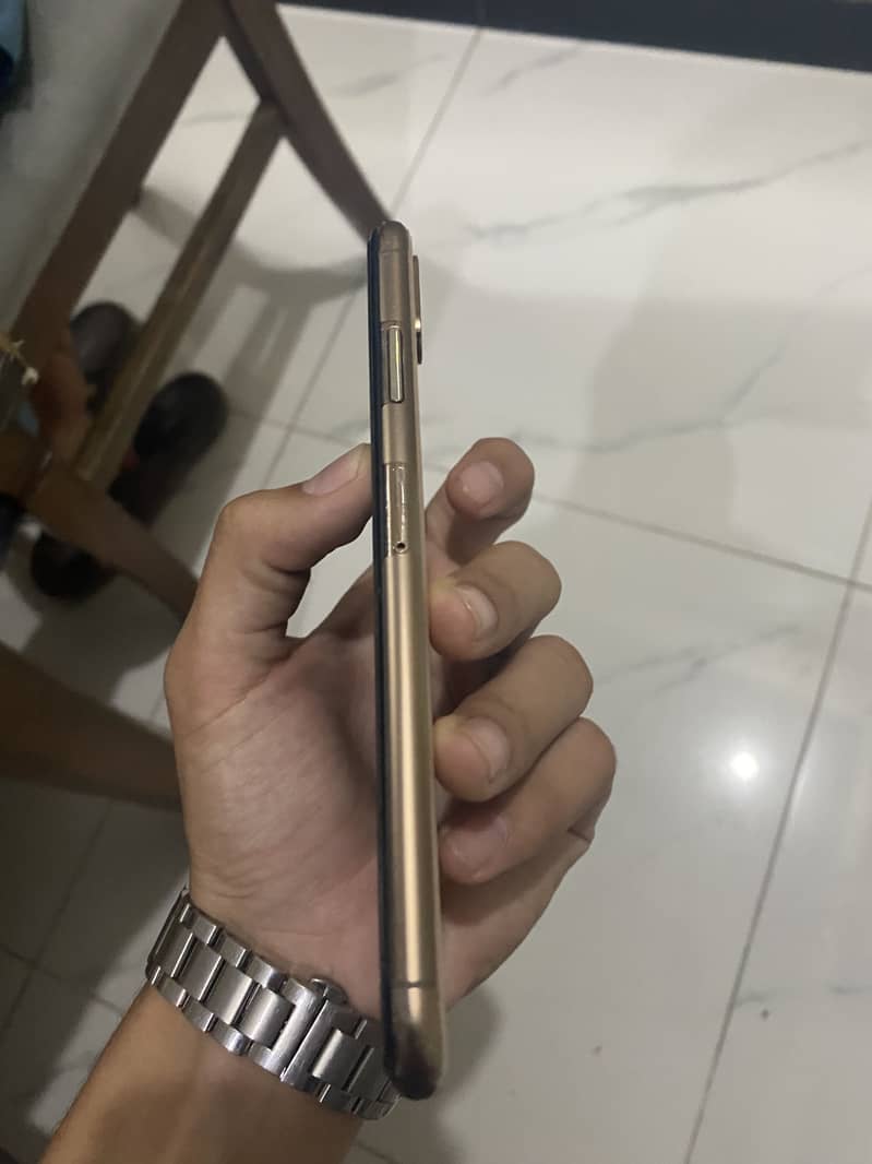 Apple iPhone XS Max 6