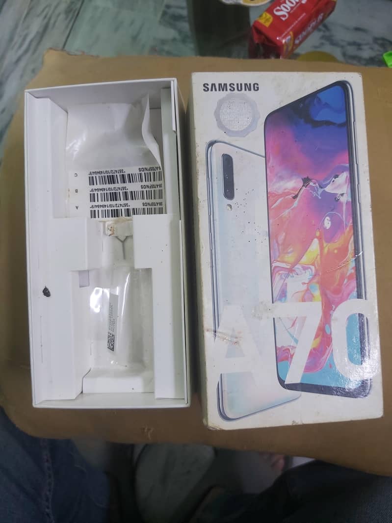 Samsung Mobile A70 1