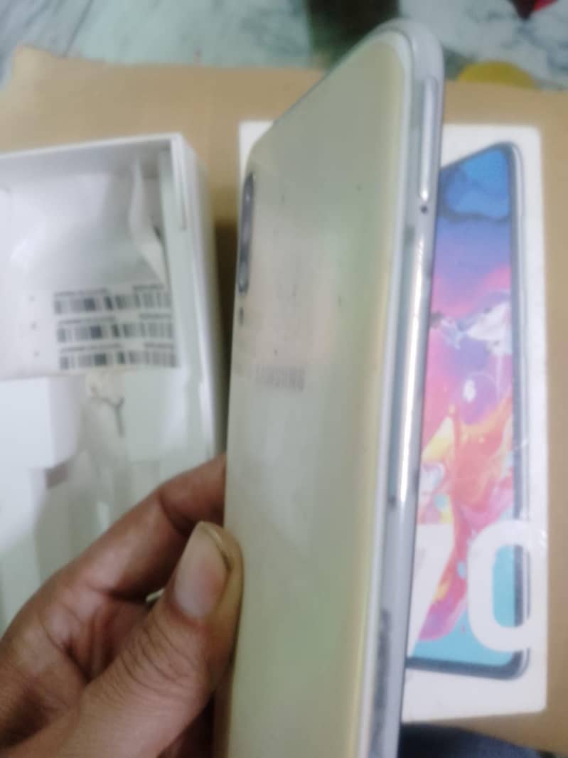 Samsung Mobile A70 9