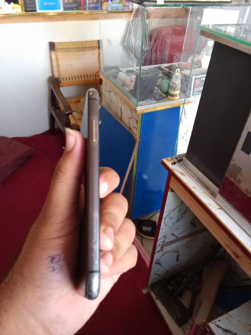 Apple iPhone 11 4