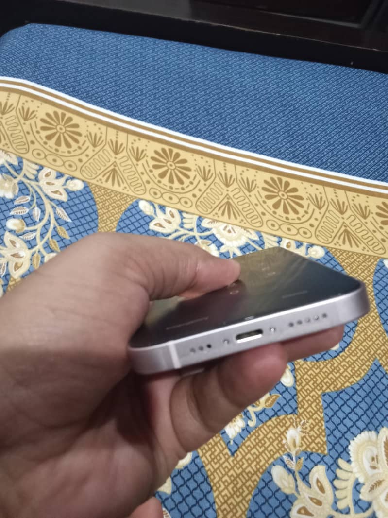 Apple iPhone 13 4