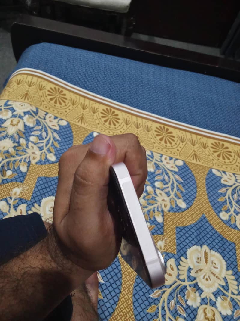 Apple iPhone 13 7