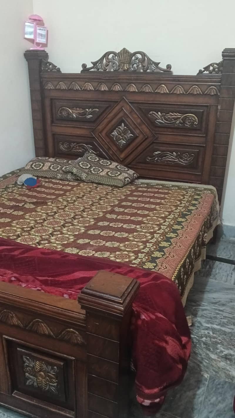 ڈبل بیڈ شیشم لکڑی نقش و نگار والا ارجنٹ برائے فروخت - شکریال 0