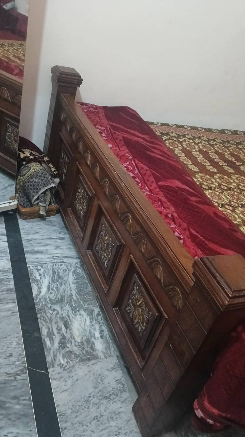 ڈبل بیڈ شیشم لکڑی نقش و نگار والا ارجنٹ برائے فروخت - شکریال 1