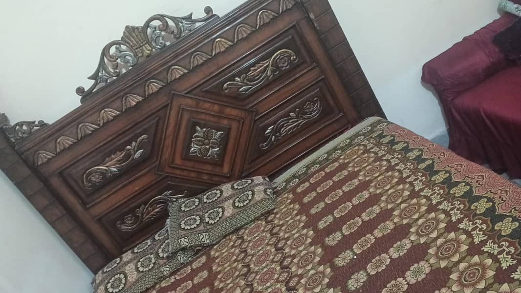ڈبل بیڈ شیشم لکڑی نقش و نگار والا ارجنٹ برائے فروخت - شکریال 2