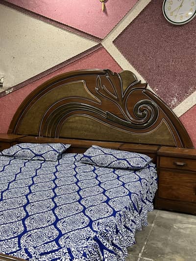1 double bed , 2 side table