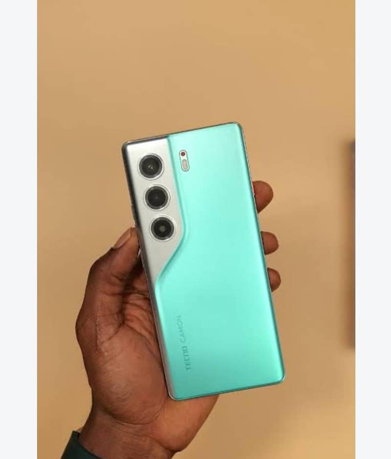 Tecno CAMON 40 Pro 1
