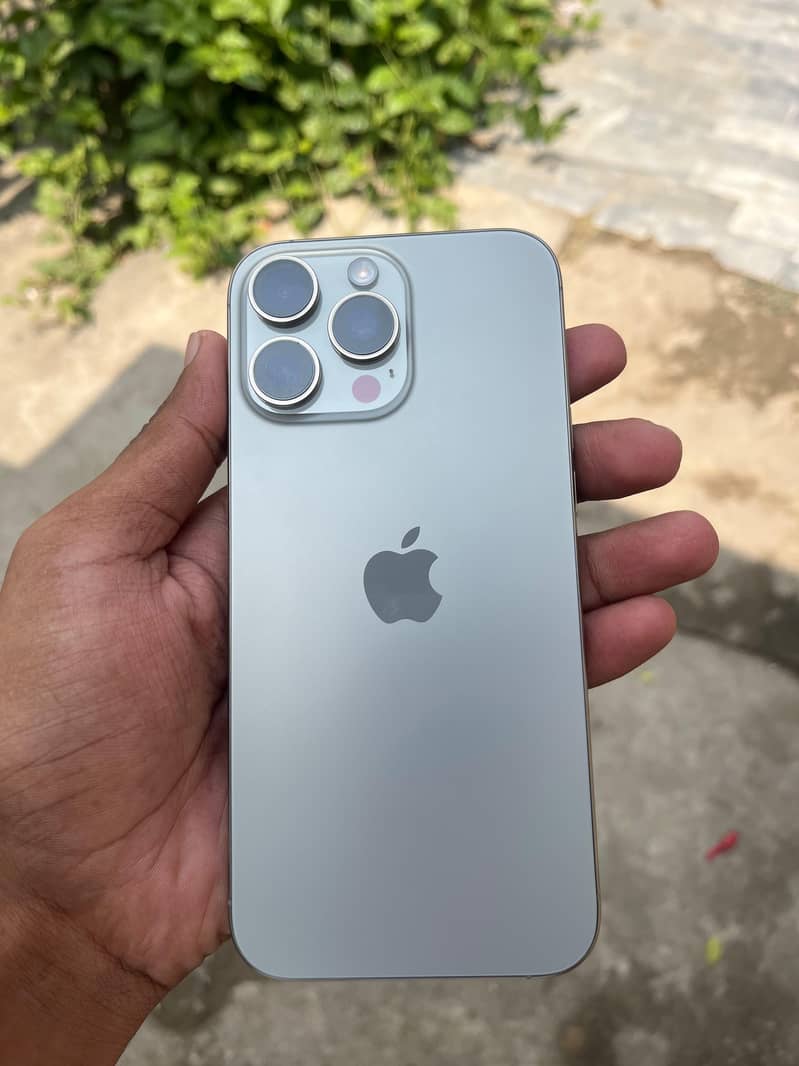 Apple iPhone 16 Pro Max 2