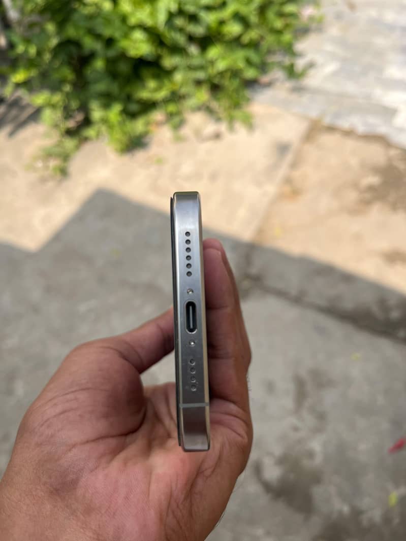Apple iPhone 16 Pro Max 4