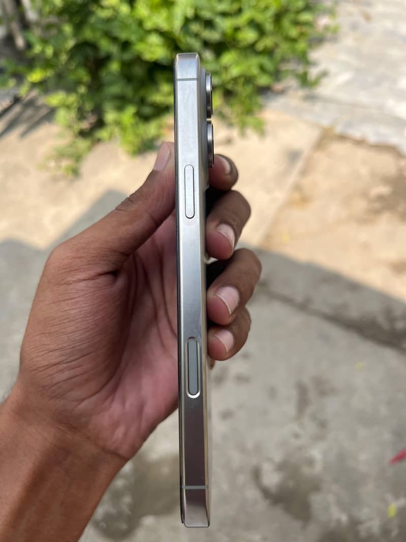 Apple iPhone 16 Pro Max 8