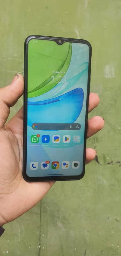 Vivo Y53s one hand use mobile