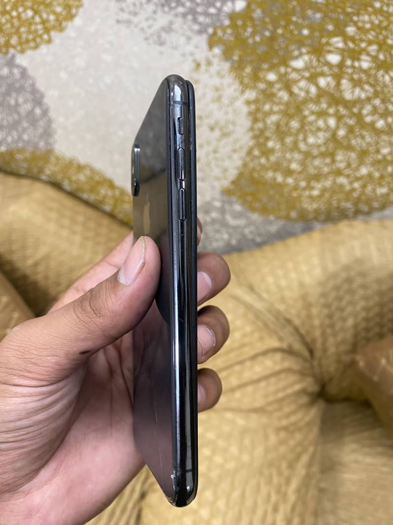 Apple iPhone X 4