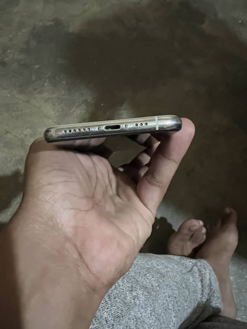Apple iPhone 11 Pro 4