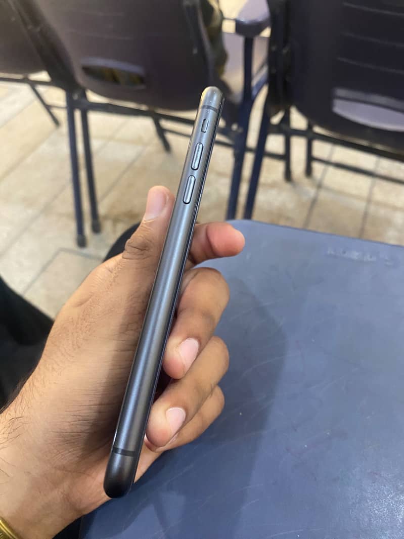 iPhone 11 3
