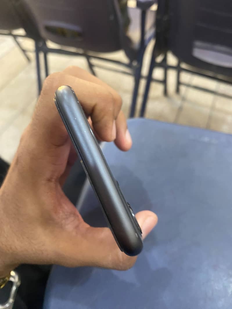 iPhone 11 4