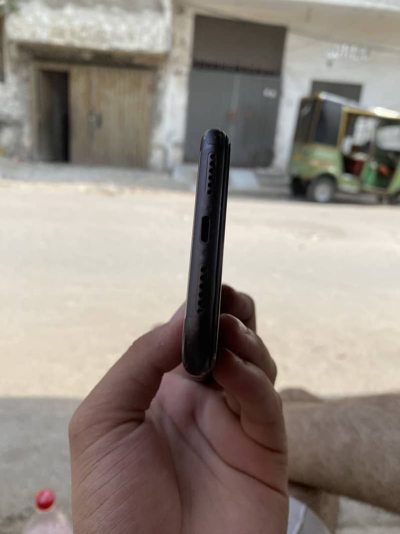 Apple iPhone 11 4