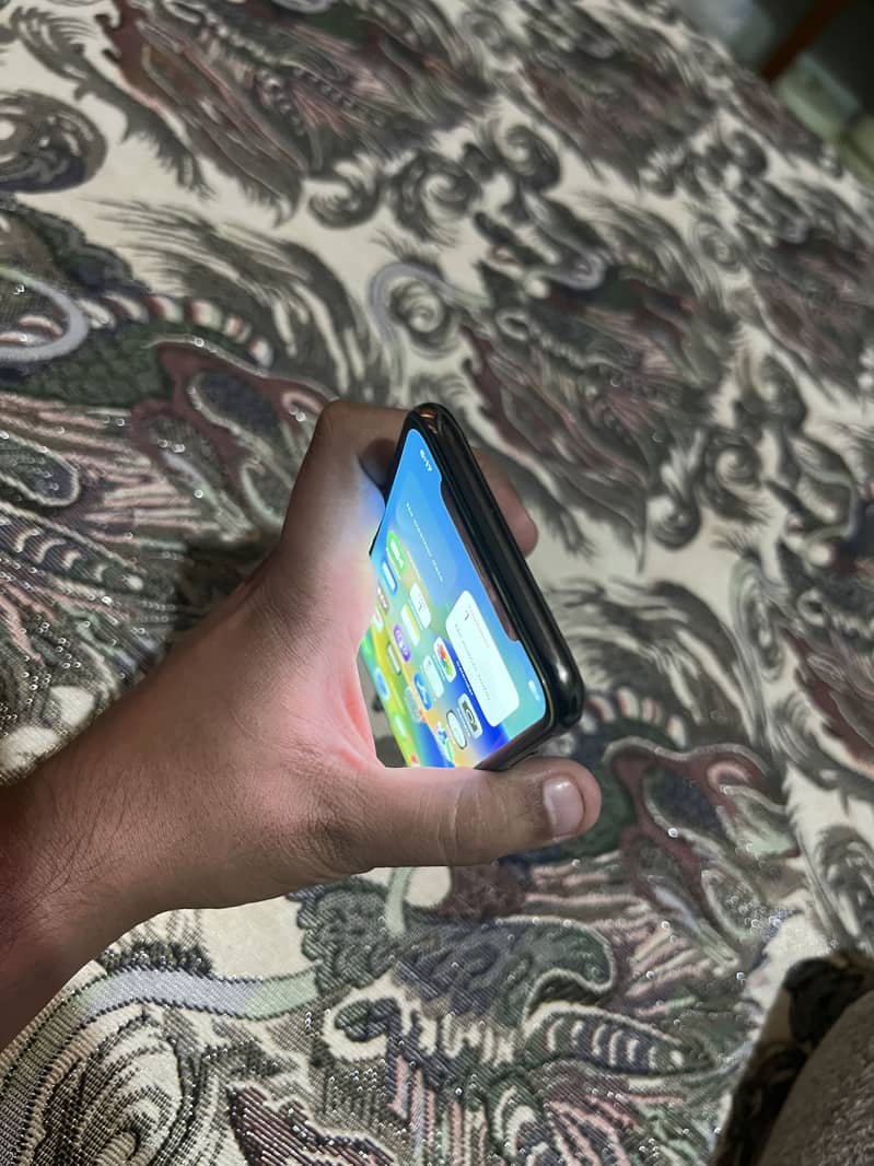 Apple iPhone X 4