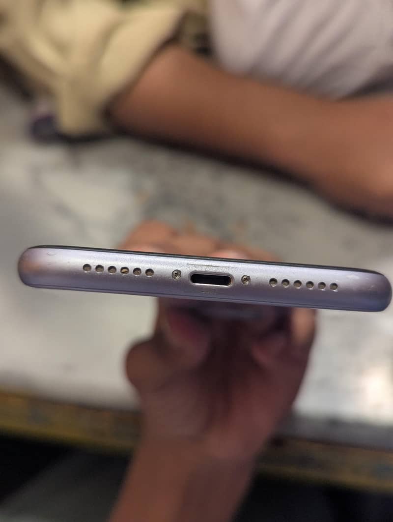Apple iPhone 11 4