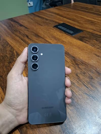 Samsung Mobile S24 fE