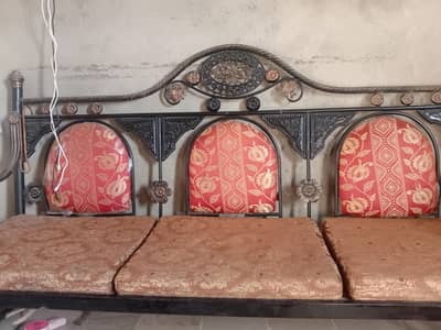l am selling my 5 seater iron sofa very strong and durable frame