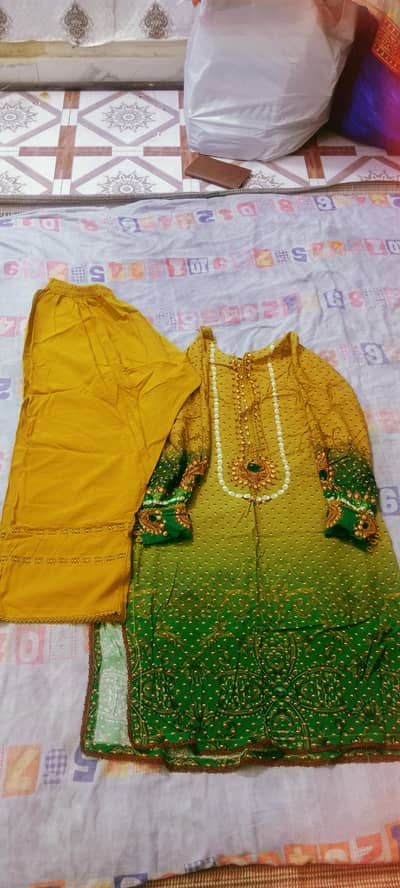 ladies suit Silai gar par bahtreen Silai kii jati ha