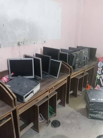 کمپیوٹر ٹیبل